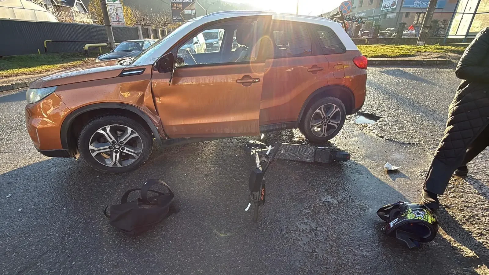 Un tânăr aflat pe trotinetă, implicat într-un accident cu o mașină