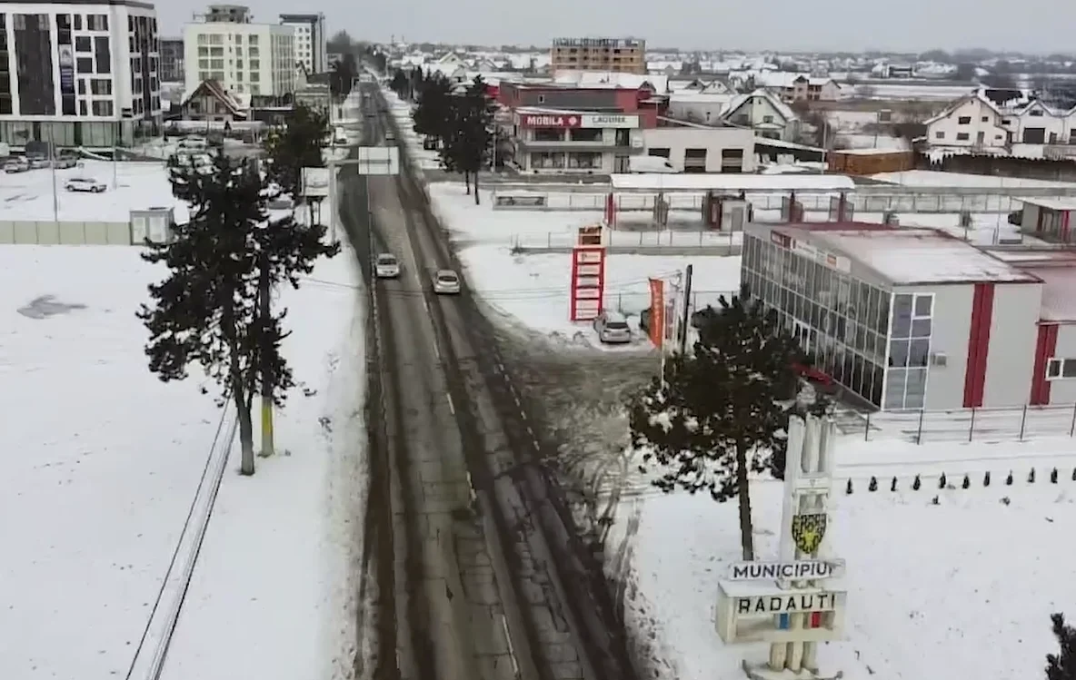 Cratere ca după bombardamente, pe străzile din municipiul Rădăuți