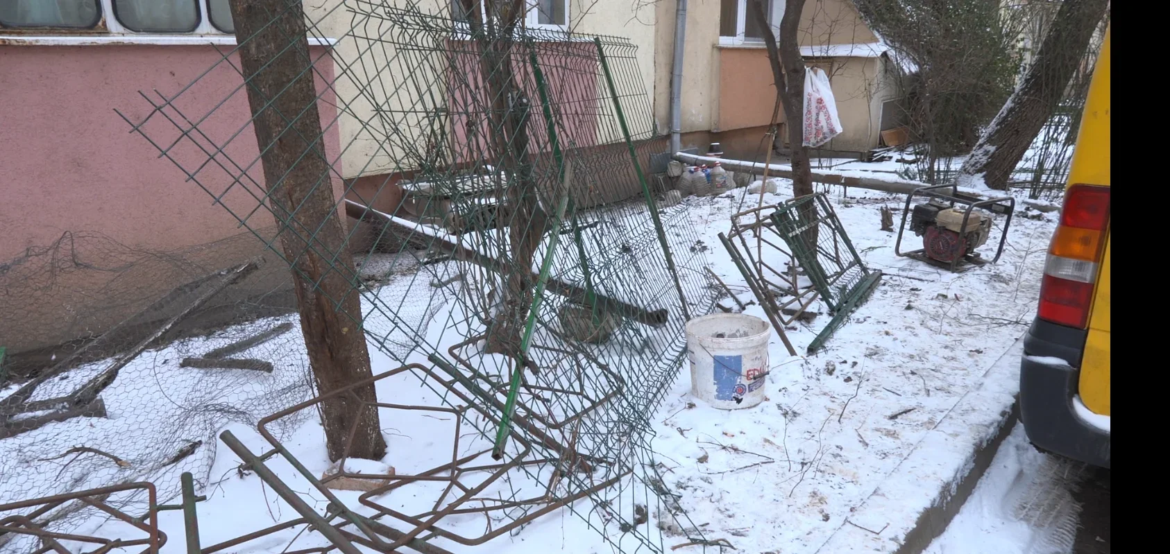 Spații verzi promise, noroi livrat