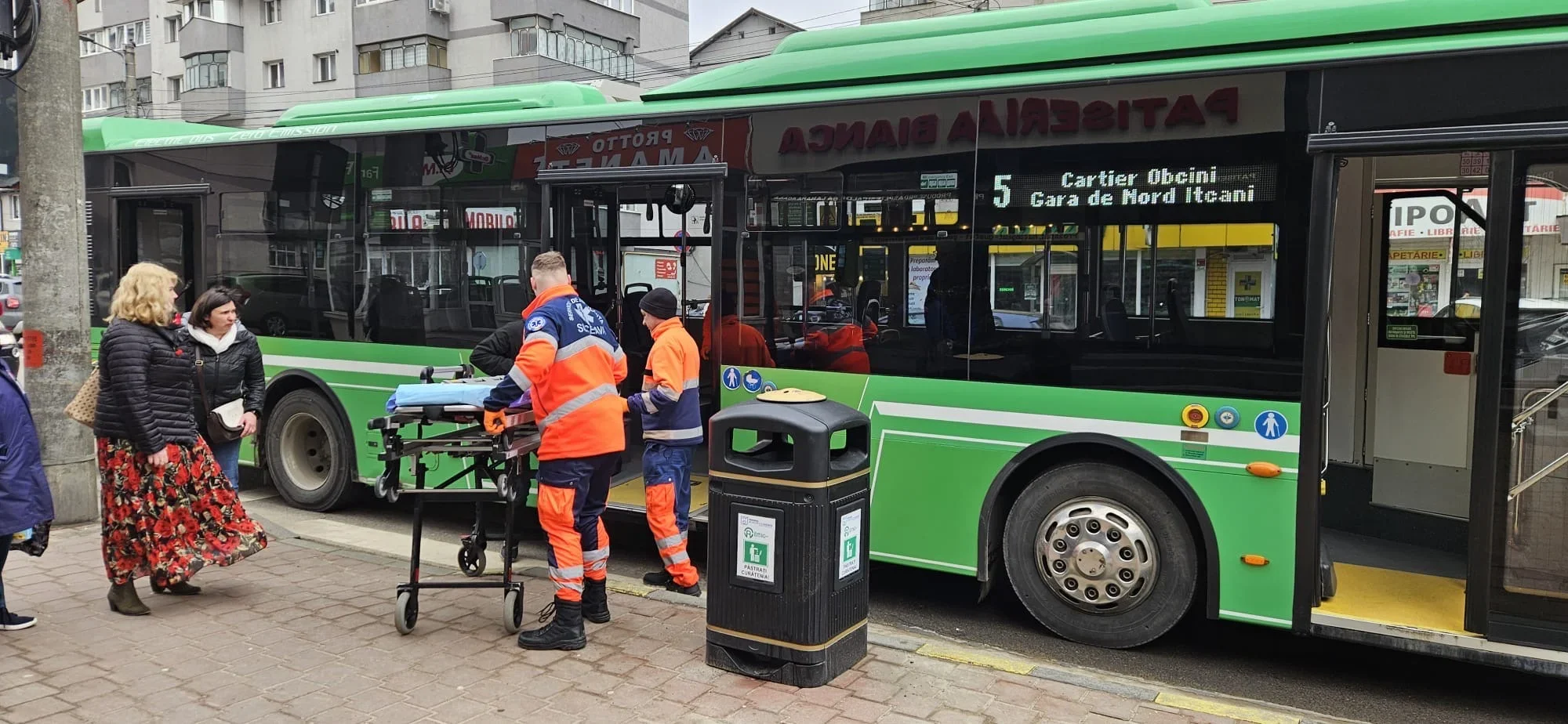 Călător accidentat într-un autobuz TPL, după ce șoferul a încercat să evite coliziunea cu o mașină