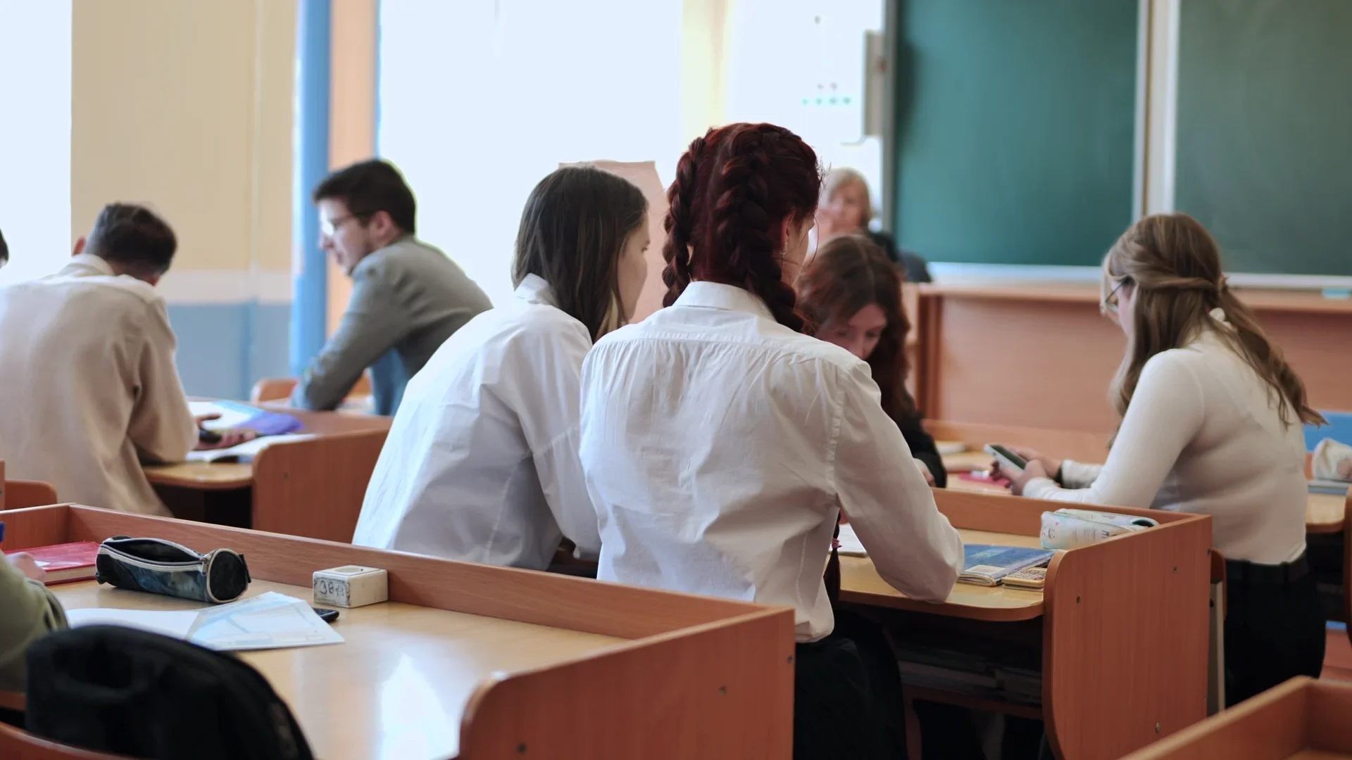 Un sondaj al elevilor indică prezența tutunului și alcoolului în școli