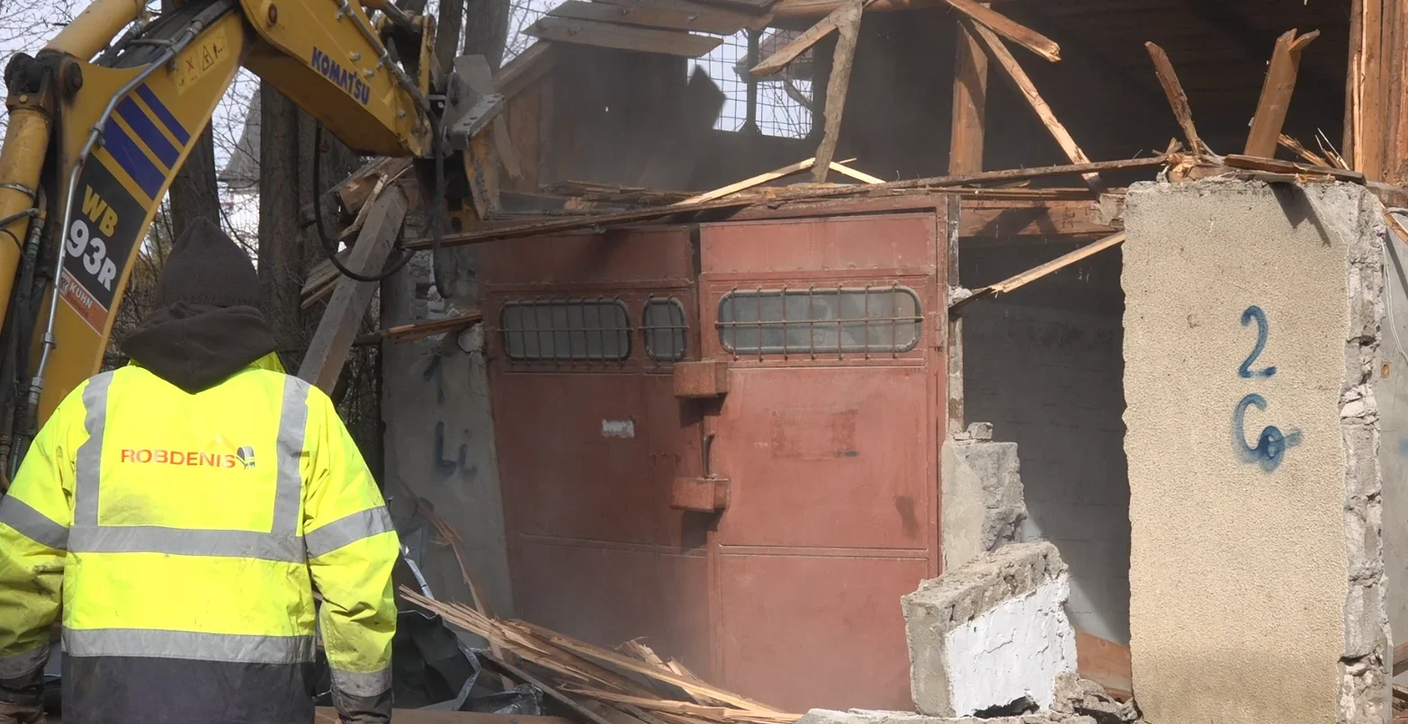 Demolările de garaje continuă pe Aleea Jupiter din Municipiul Suceava
