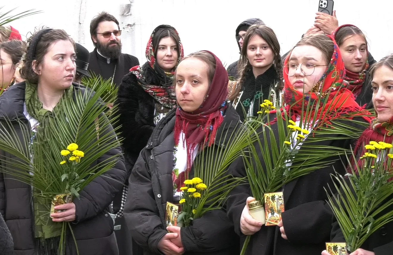 Floriile aduc lumină și speranță în sufletele credincioșilor
