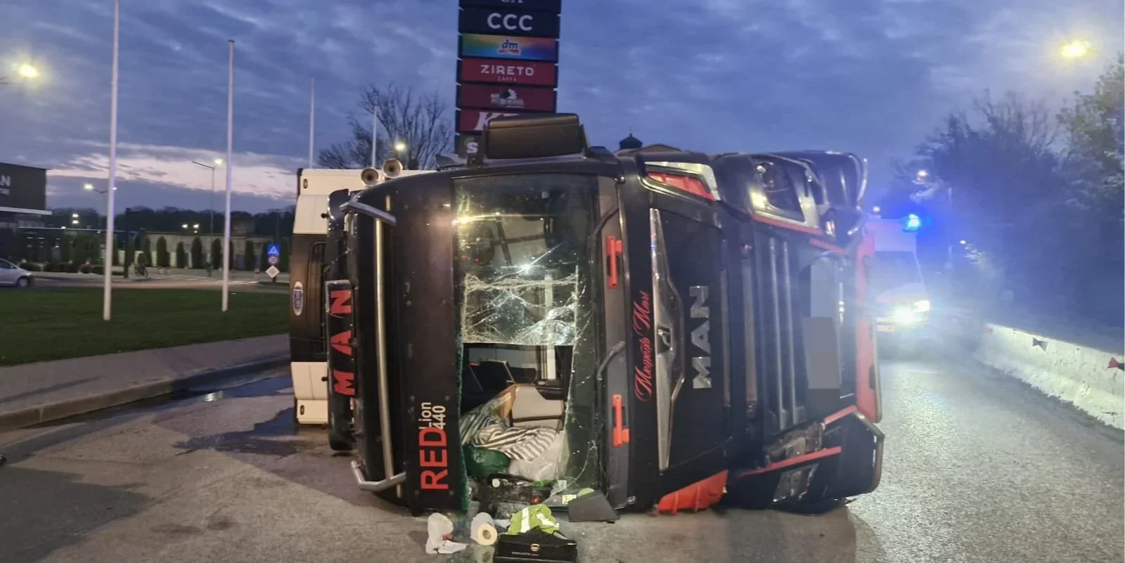 Impact violent între două autotrenuri