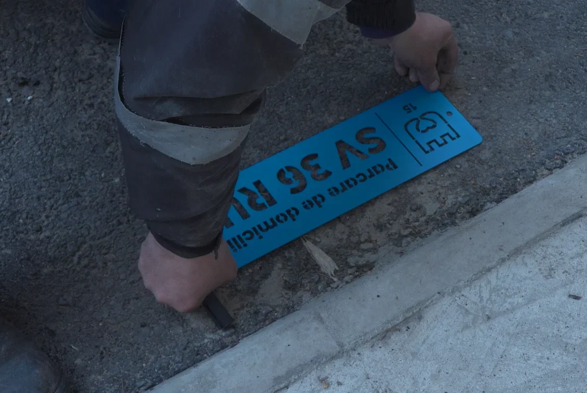 Se montează plăcuțele pentru locurile de parcare licitate