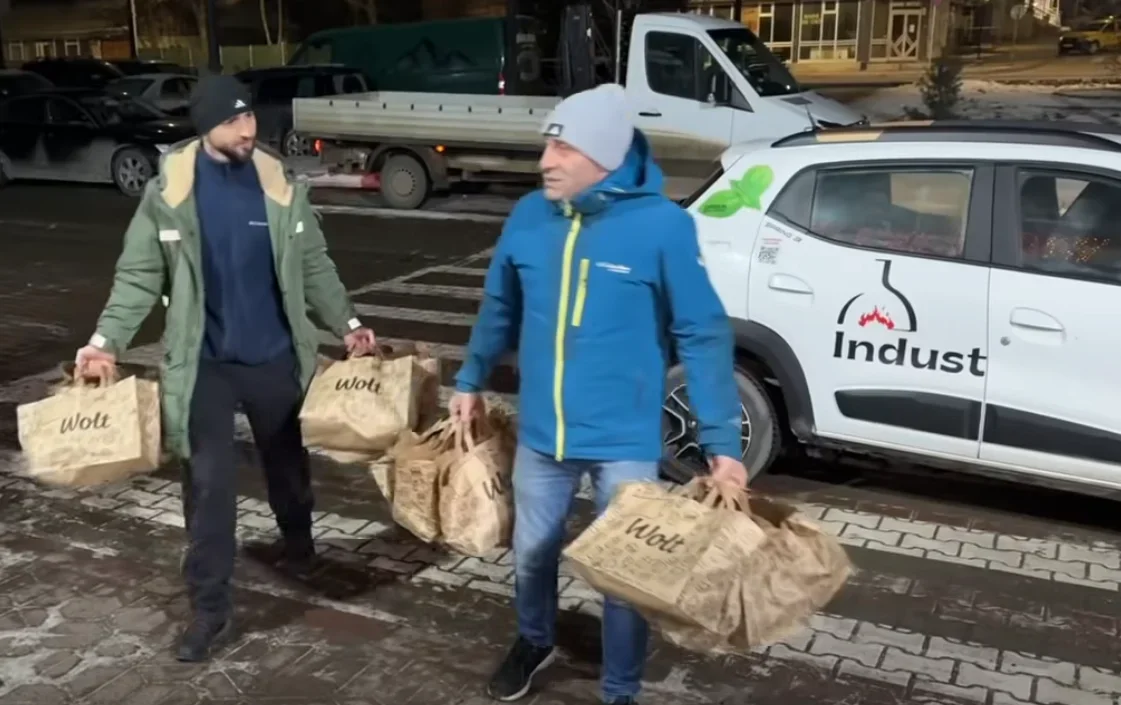 Gara le-a devenit casă oamenilor străzii, în plin ger
