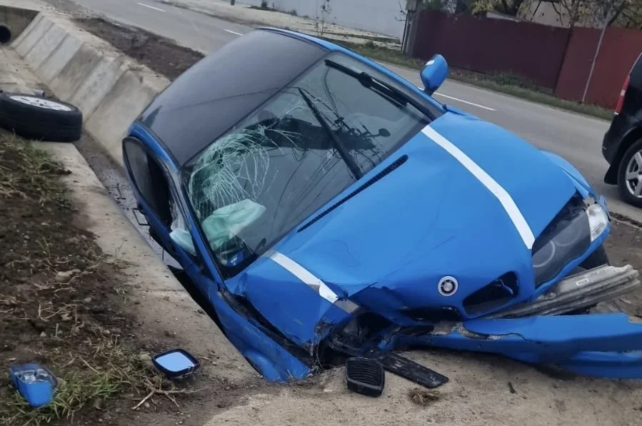 Cinci tineri la spital, după ce șoferul a intrat cu mașina într-un podeț