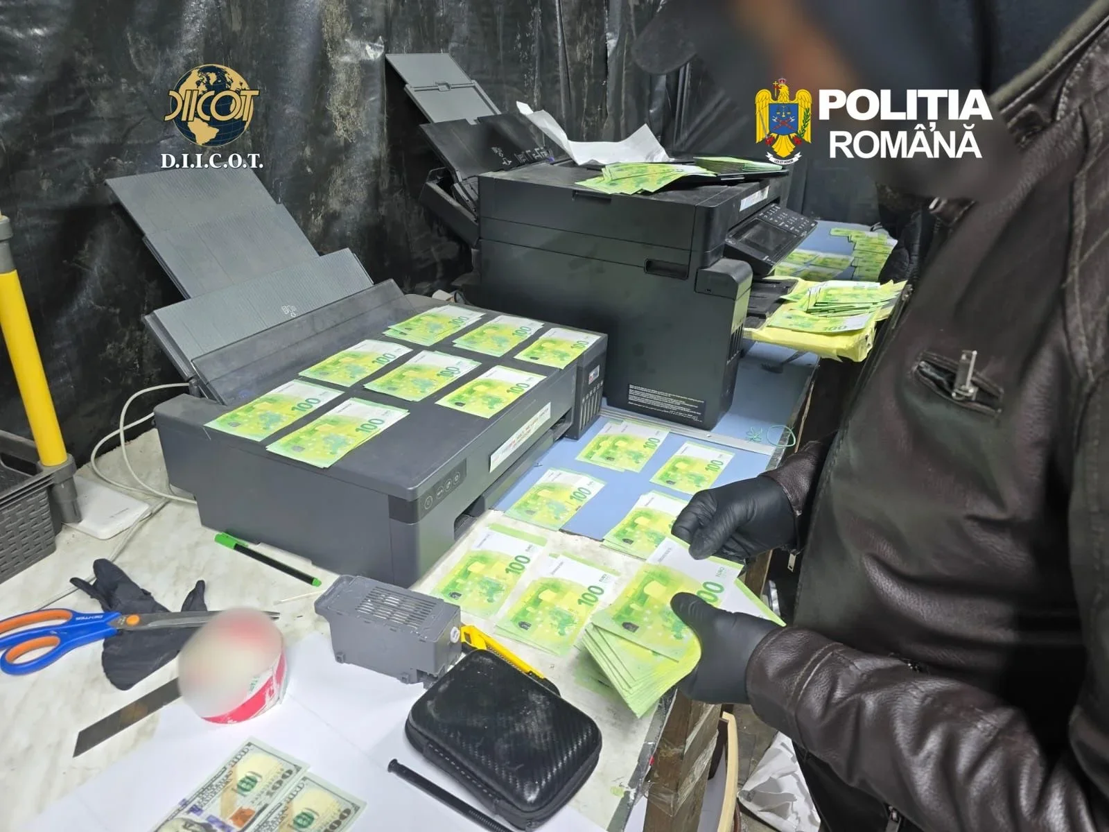 Fabrica de bani care producea mii de euro falși, închisă de procurorii DIICOT Iași