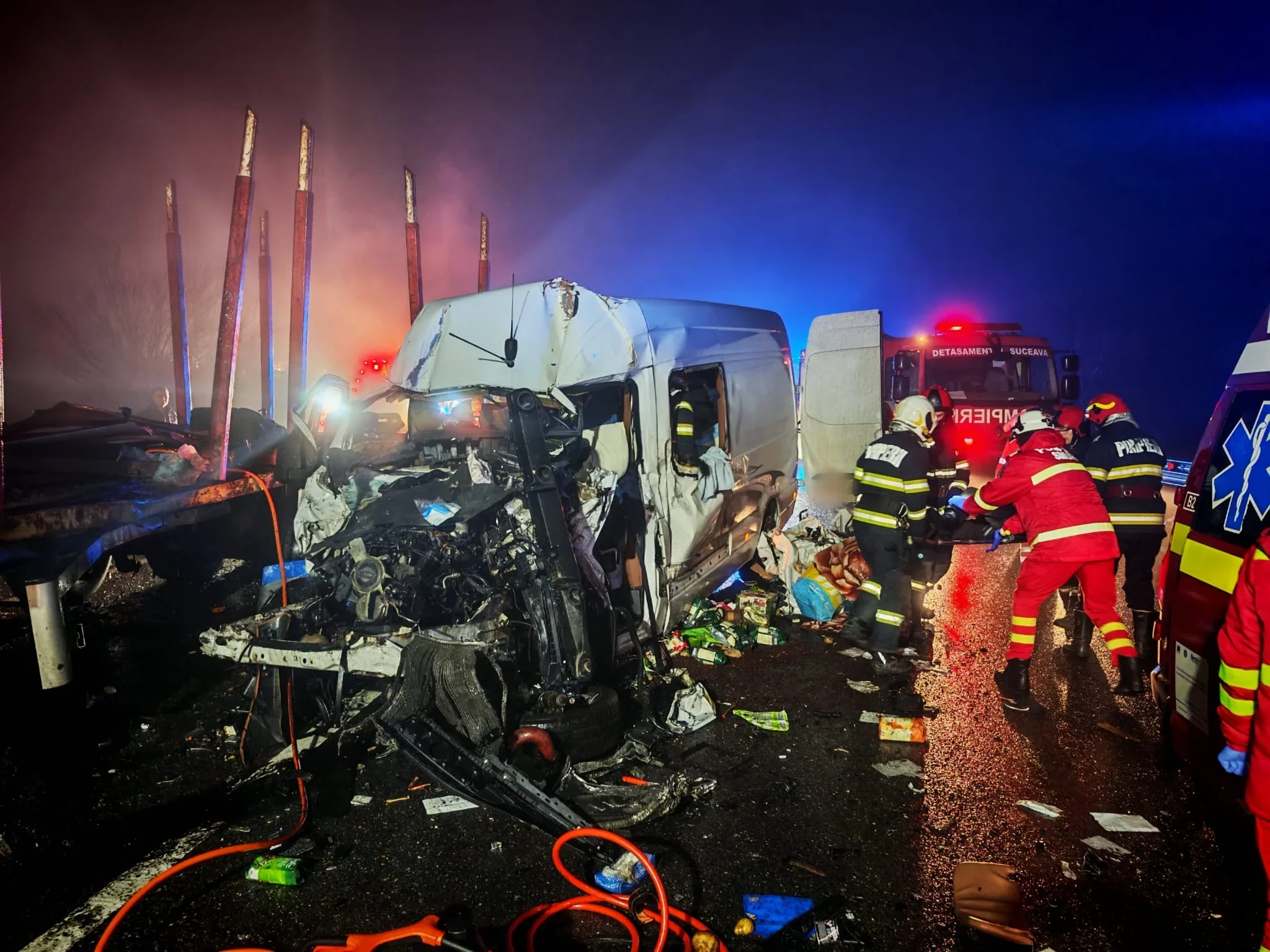 Fălticenean mort pe DN17, după ce un TIR a intrat pe contrasens și s-a izbit de microbuz