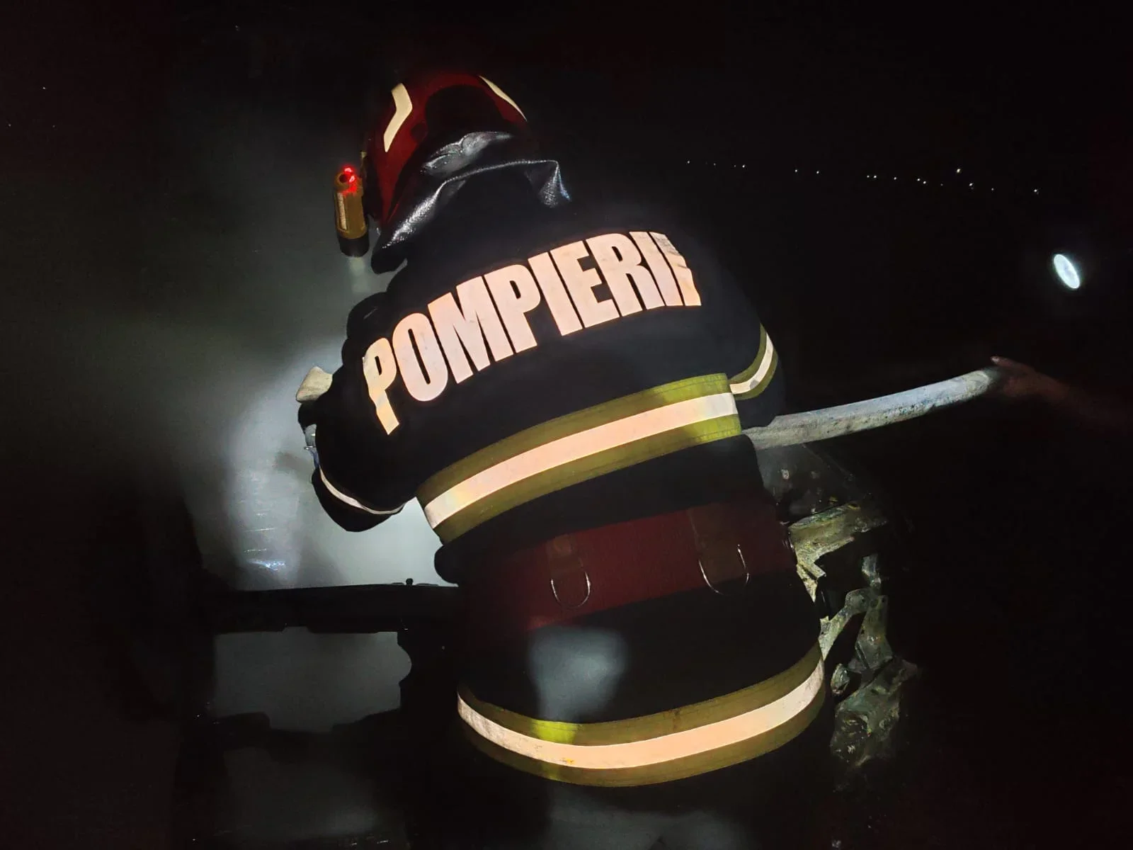 Incendiu la un autoturism parcat în garaj