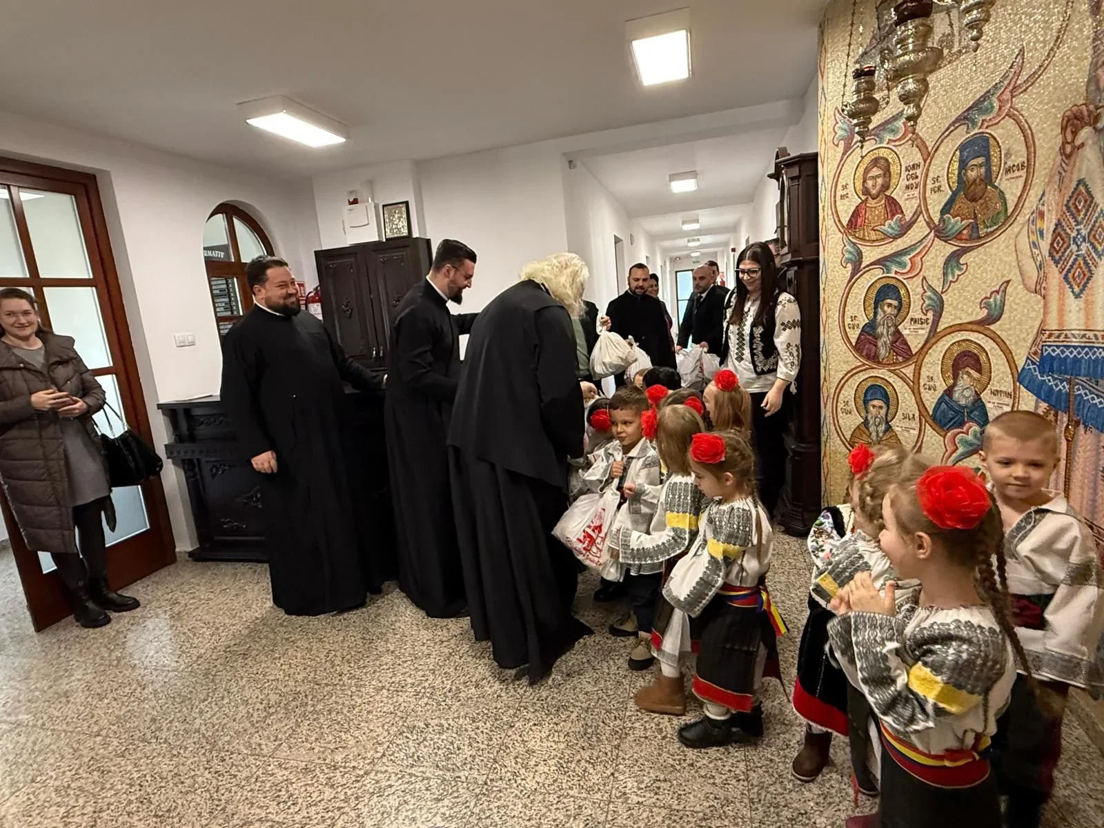 Înaltpreasfințitul Părinte Calinic colindat de preșcolari