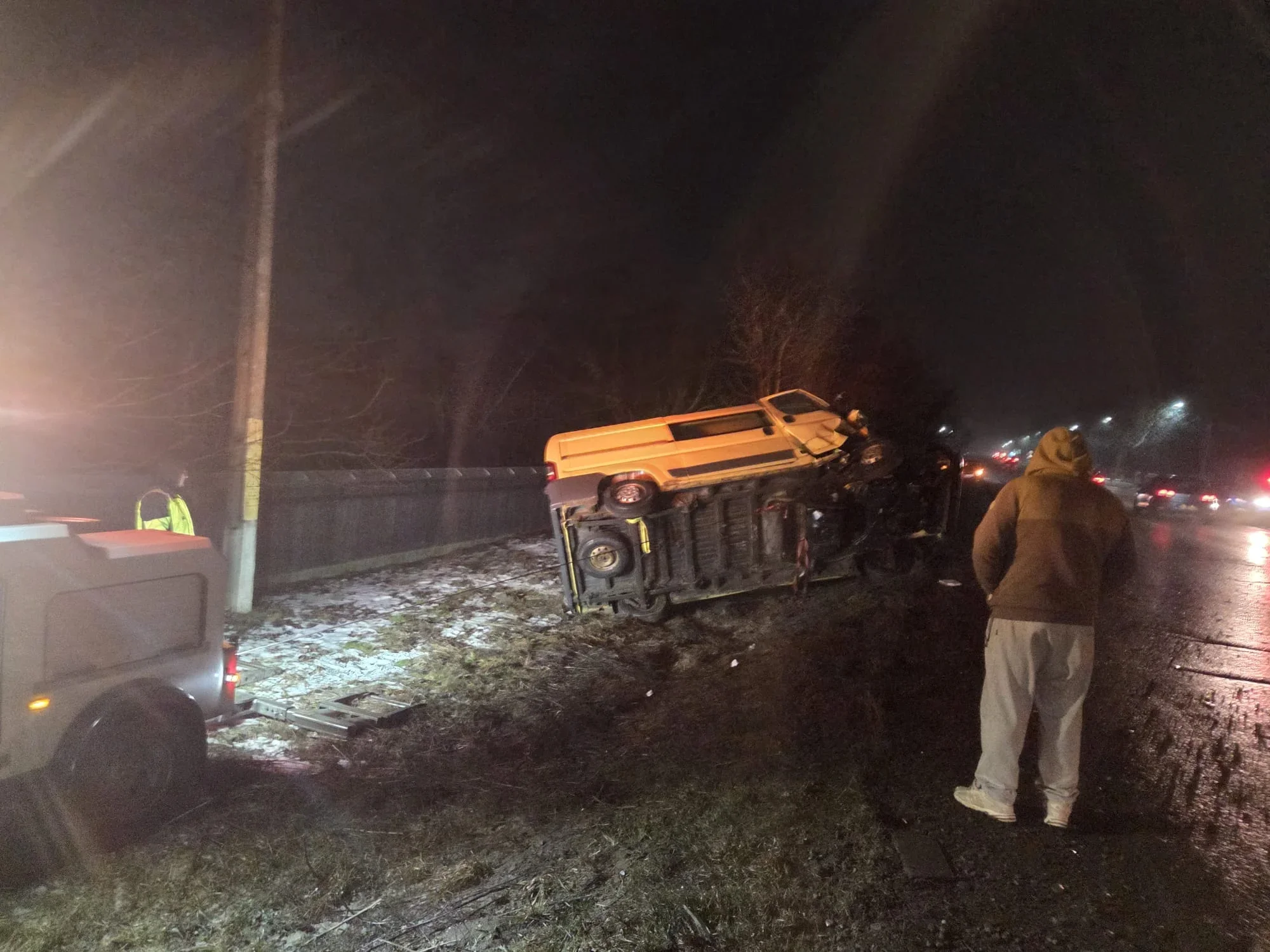 Doi șoferi au scăpatt teferi, după un accident în care mașinile s-au răsturnat