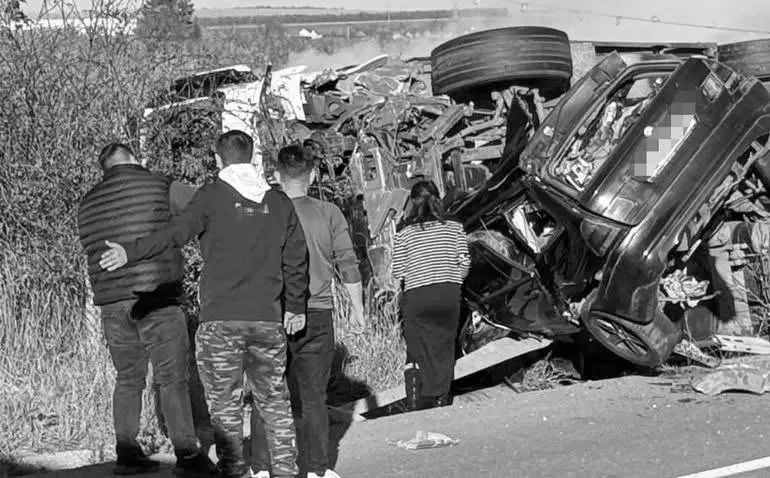 Accident grav la Iași: doi răniți, încarcerați și inconștienți