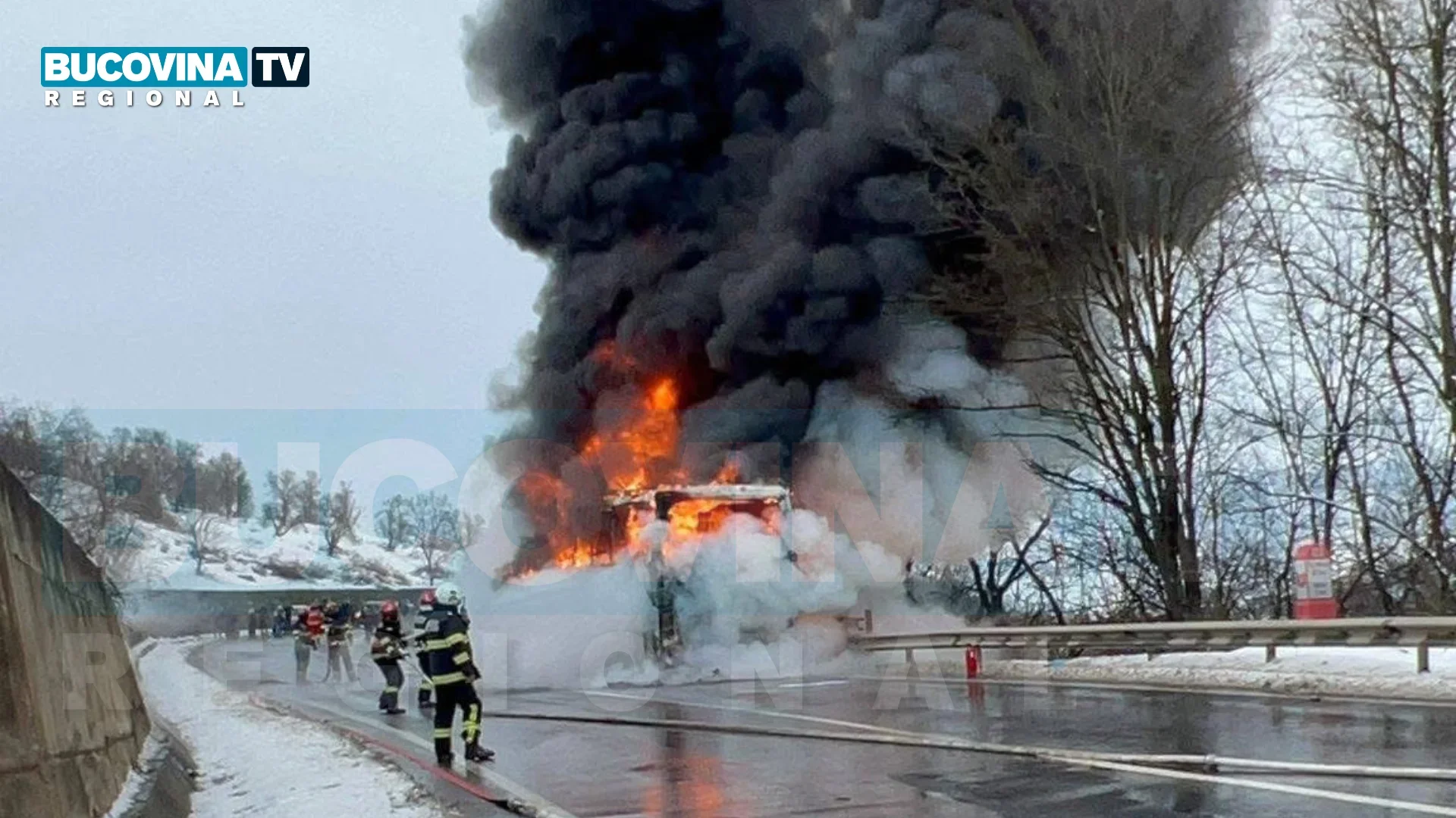 Autocar din Suceava cu zeci de persoane, în flăcări pe un drum din Mureș