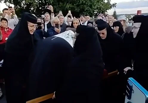 Sute de credincioși au întâmpinat racla cu moaștele Sfintei Elisabeta de la Pasărea, la Suceava
