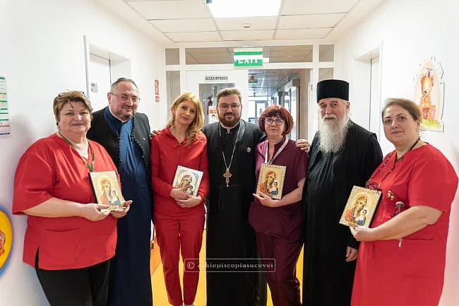 500 de icoane cu Maica Domnului au fost oferite mamelor și cadrelor medicale