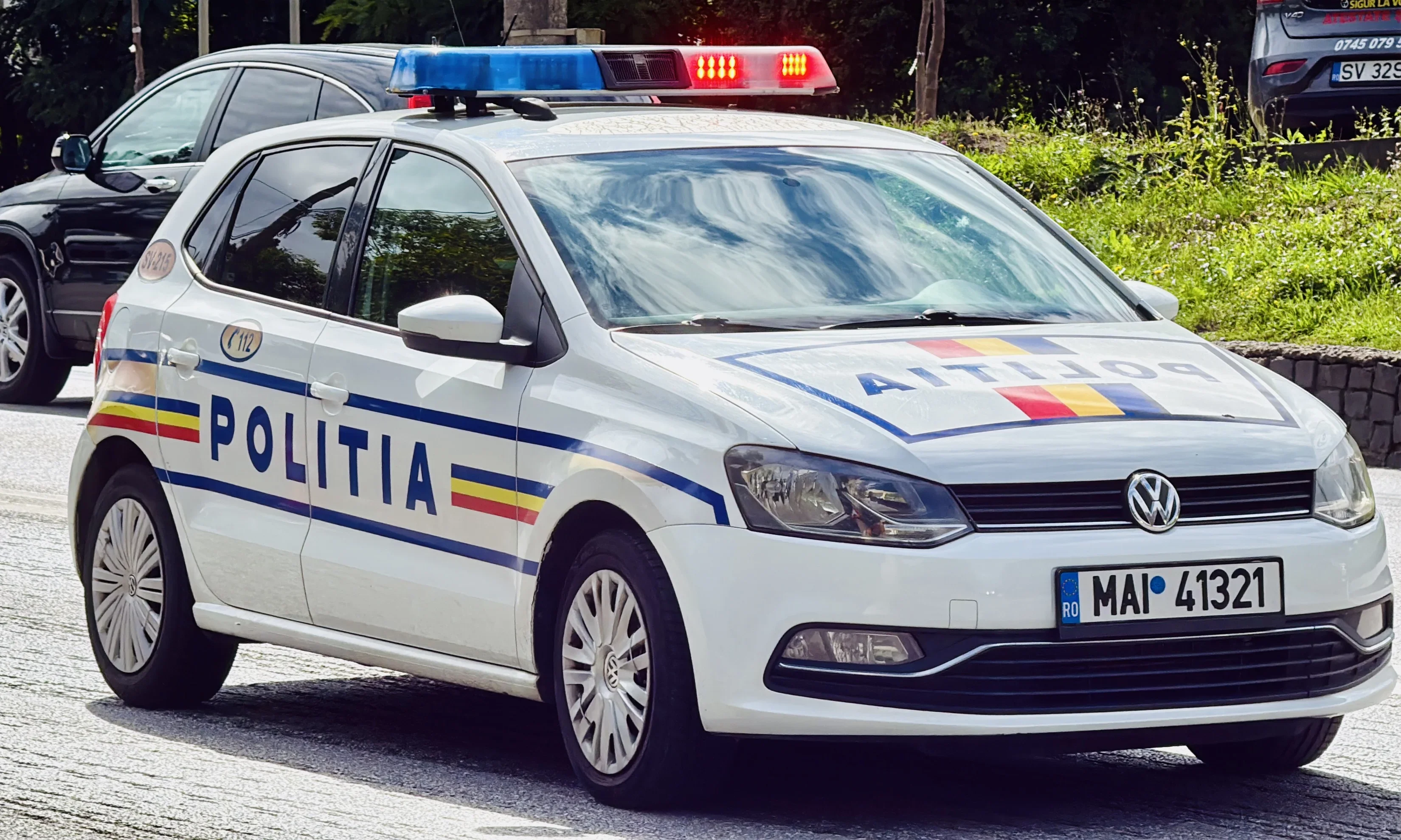 Adolescent reținut după ce a furat plastilină, un parfum și un joc dintr-o școală