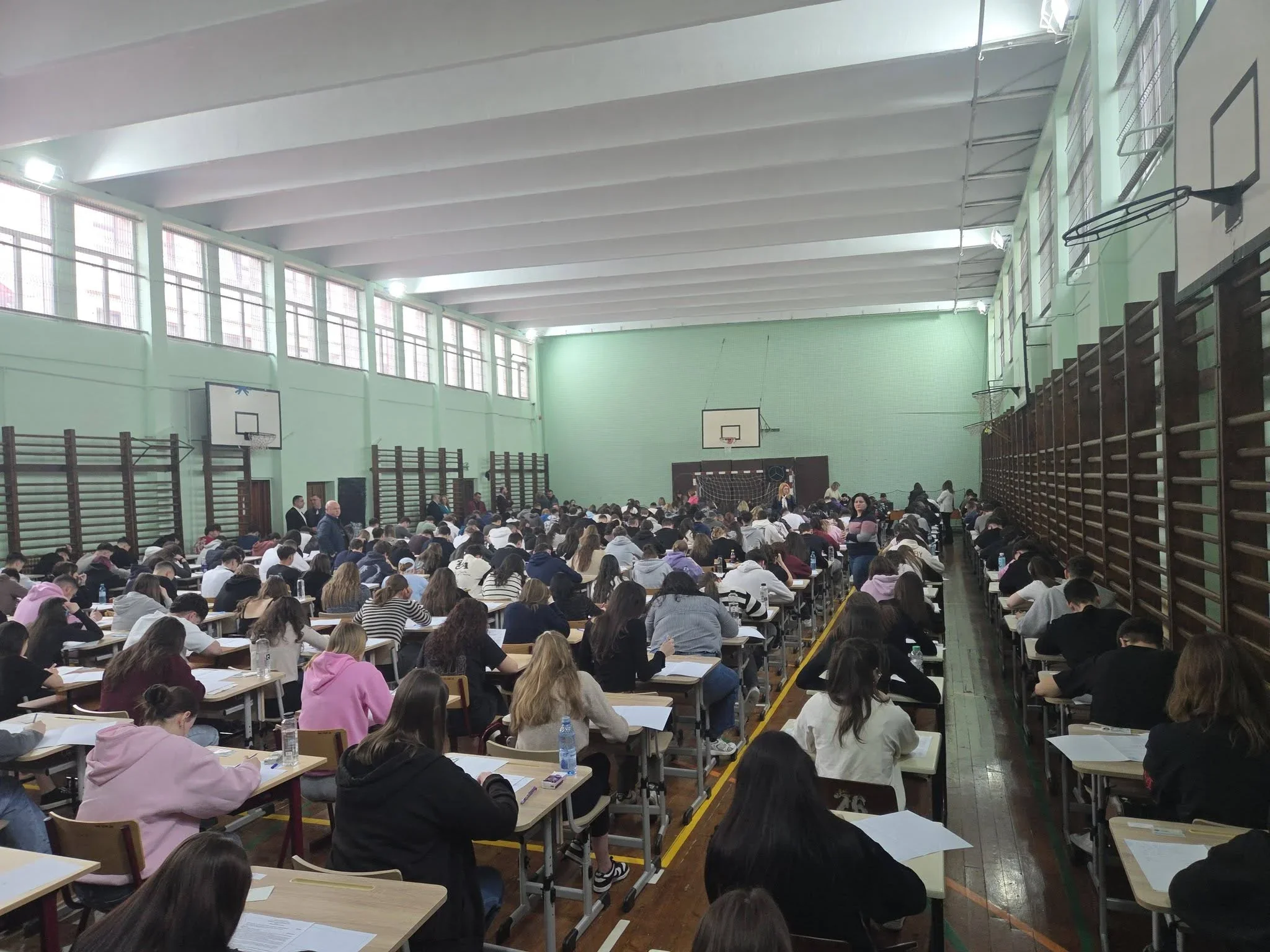 Simularea la Bacalaureat, organizată în sala de sport, la Colegiul Tehnic Rădăuți