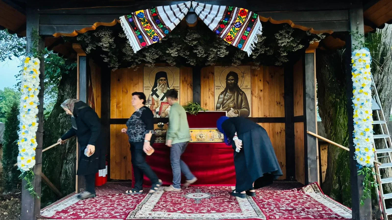 Zeci de credincioși la procesiunea cu Moaștele Sfântului Ioan Botezătorul, la Arbore