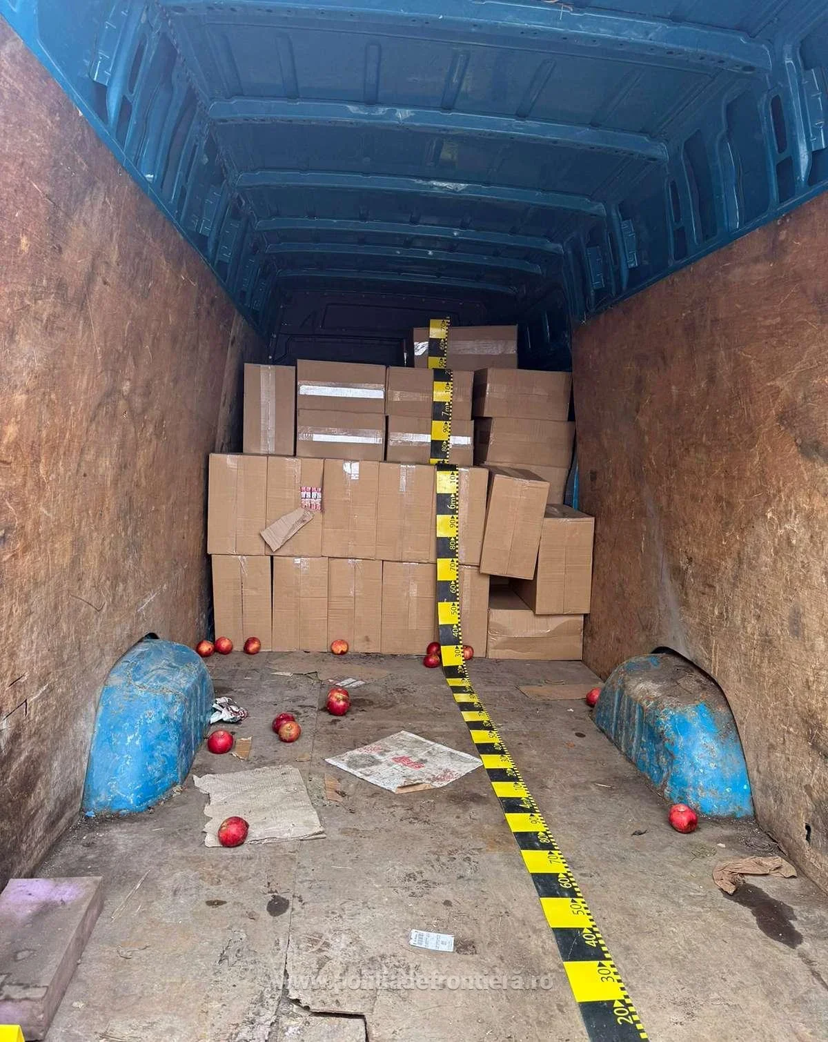 Țigări de aproape 350.000 de lei descoperite ascunse într-un microbuz la Rădăuți Prut