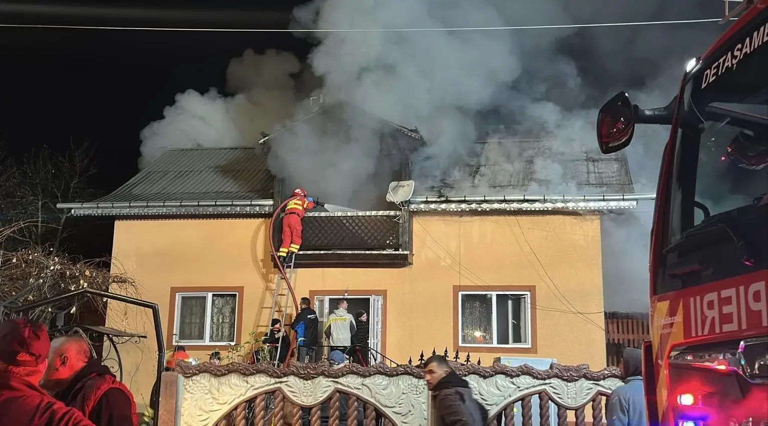 Flăcări uriașe la o casă din Bogdănești