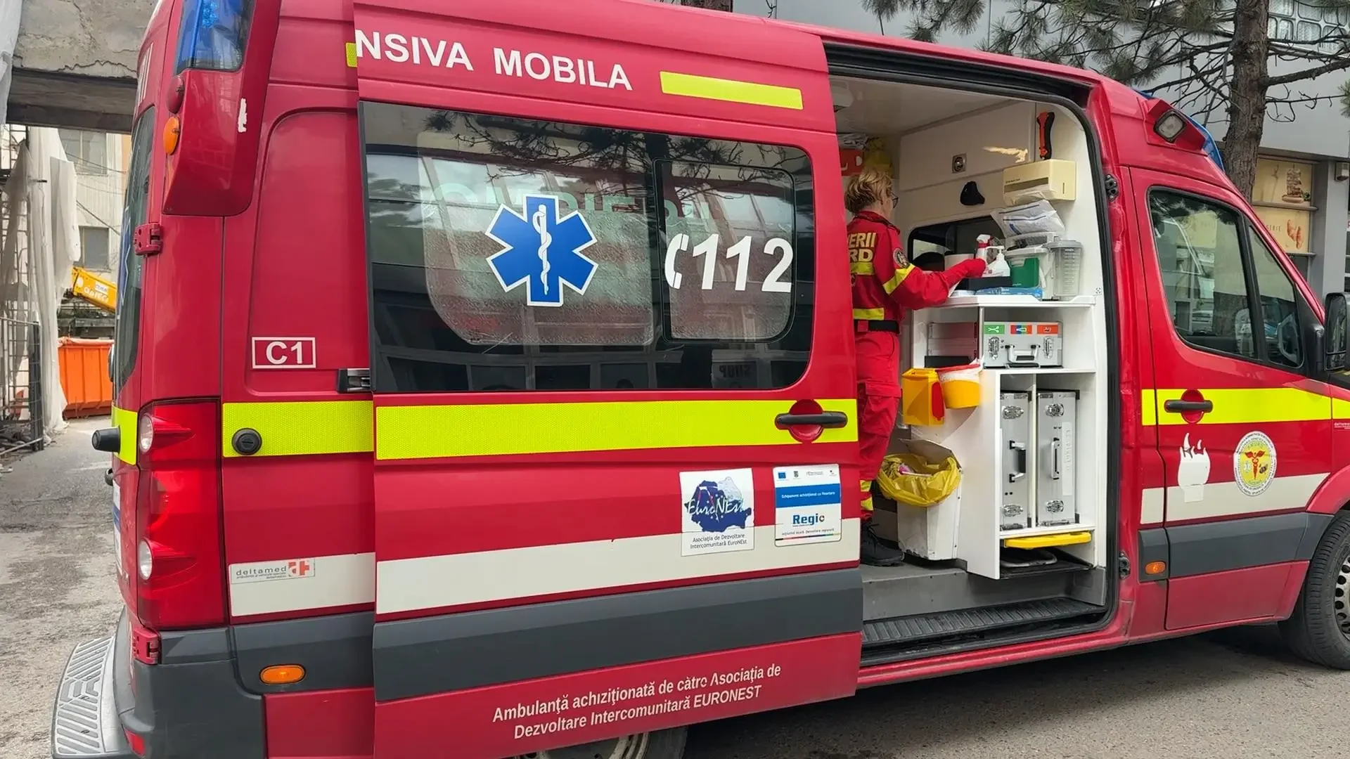 Accident grav la lucrările de reabilitare a unui bloc