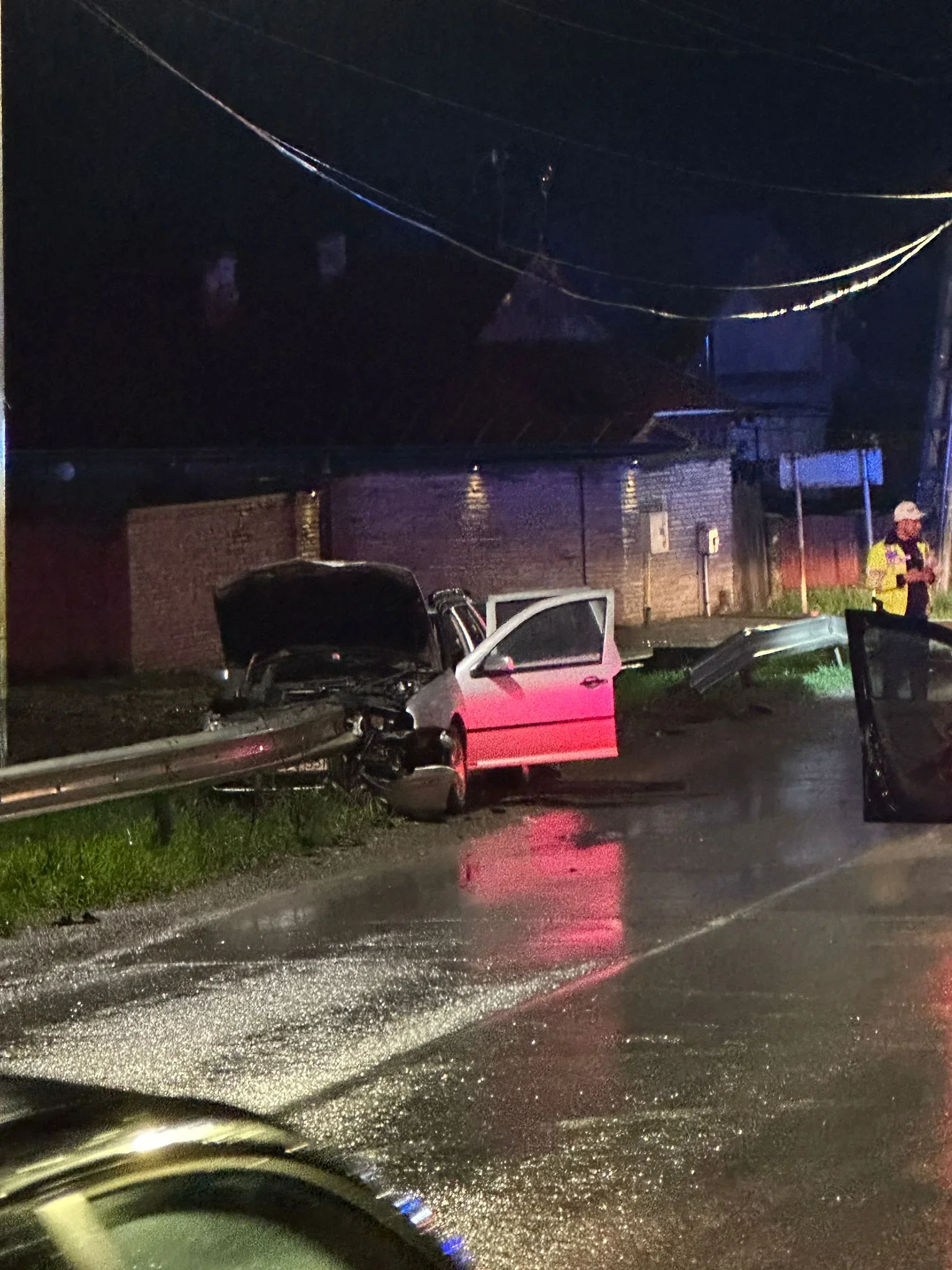 Un bărbat a intrat cu mașina într-un parapet, la Fălticeni