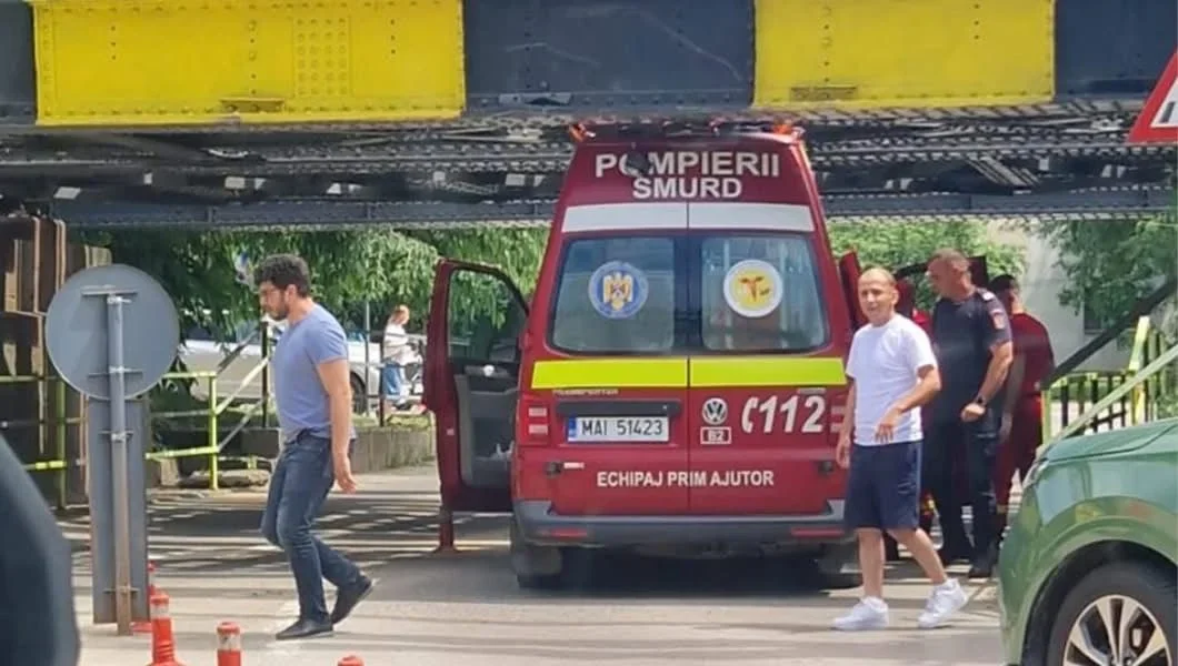 Ambulanță SMURD, blocată în pasajul Galata din Iași