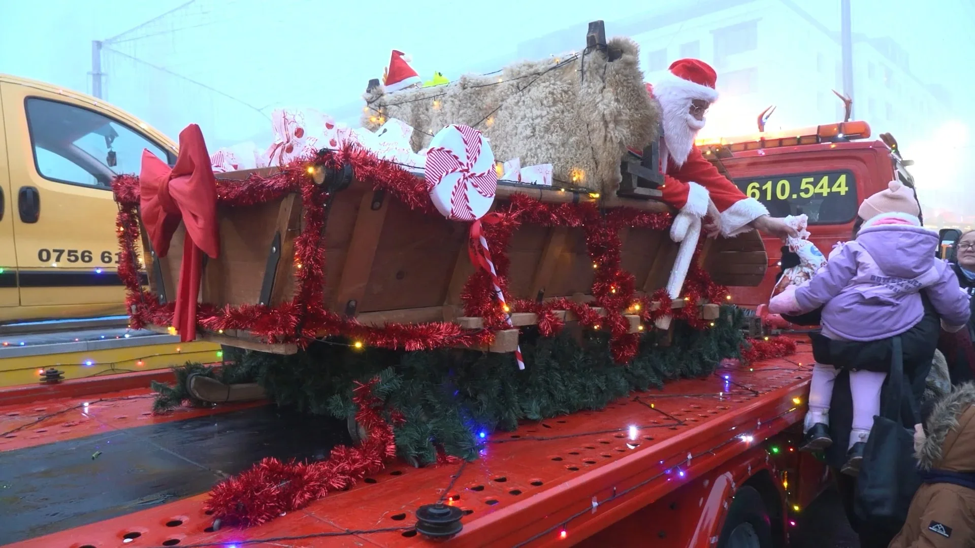 O firmă de tractări auto a îmbrăcat straiele lui Moș Crăciun