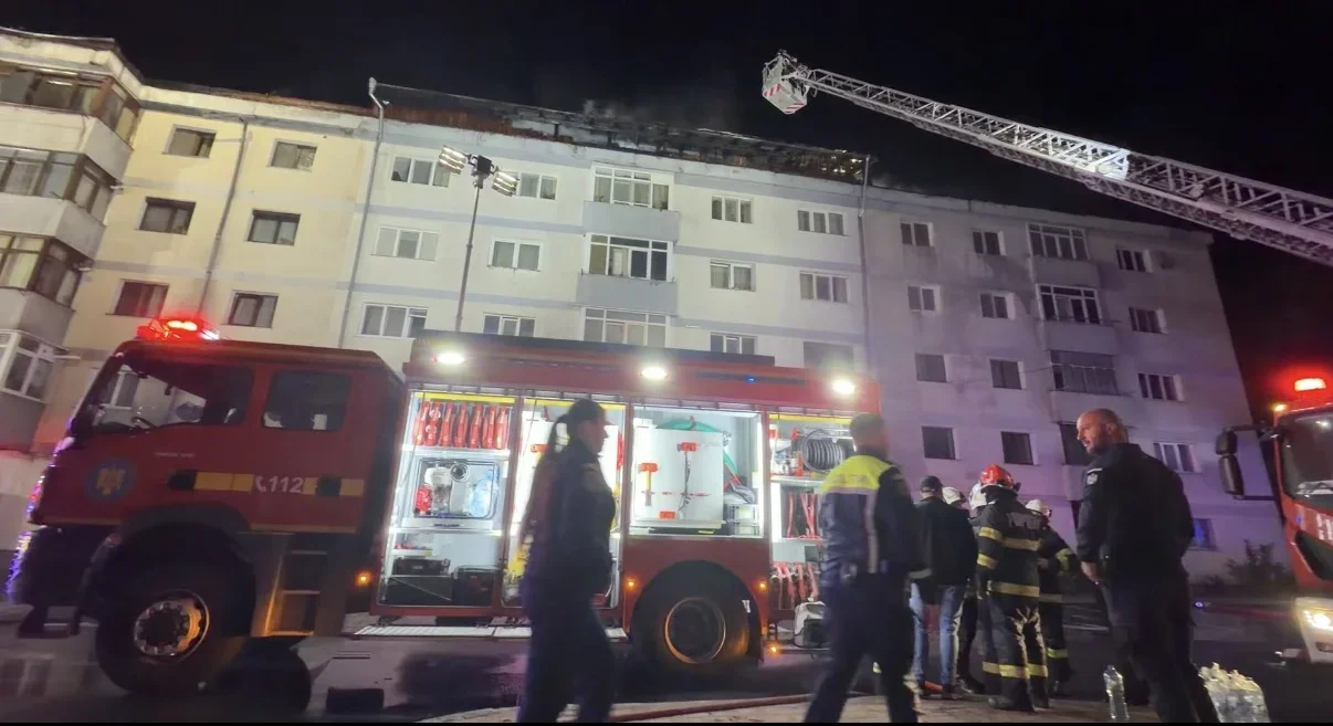 Incendiu violent la un bloc din cartierul Burdujeni; zeci de persoane s-au autoevacuat