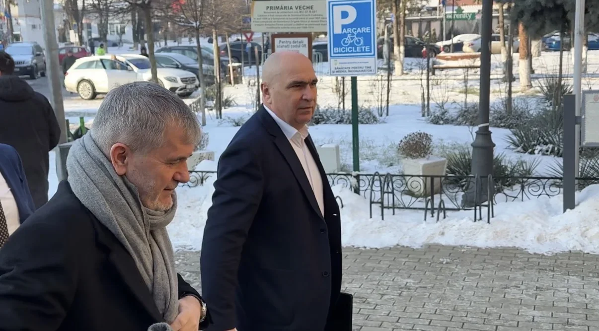 Premierul Bolojan a plecat de la Primăria Botoșani pe ușa din spate