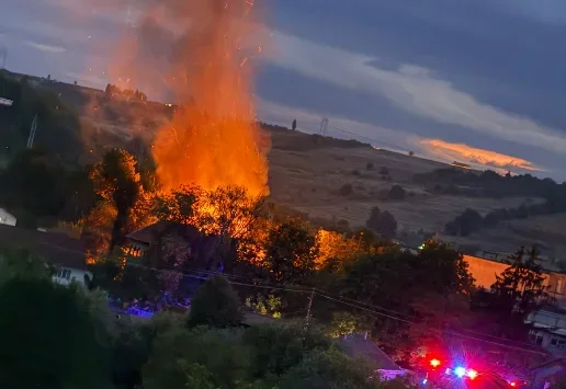 Anexă incendiată intenționat într-o gospodărie din municipiul Fălticeni