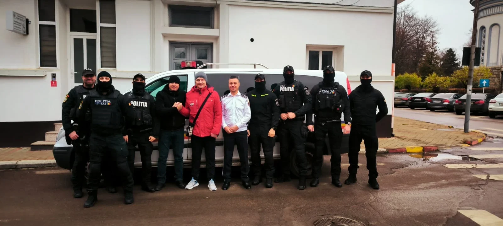 Sute de oameni i-au făcut un „cadou” de Moș Nicolae, polițistului rănit în urmă cu 8 ani, Ciprian Sfichi