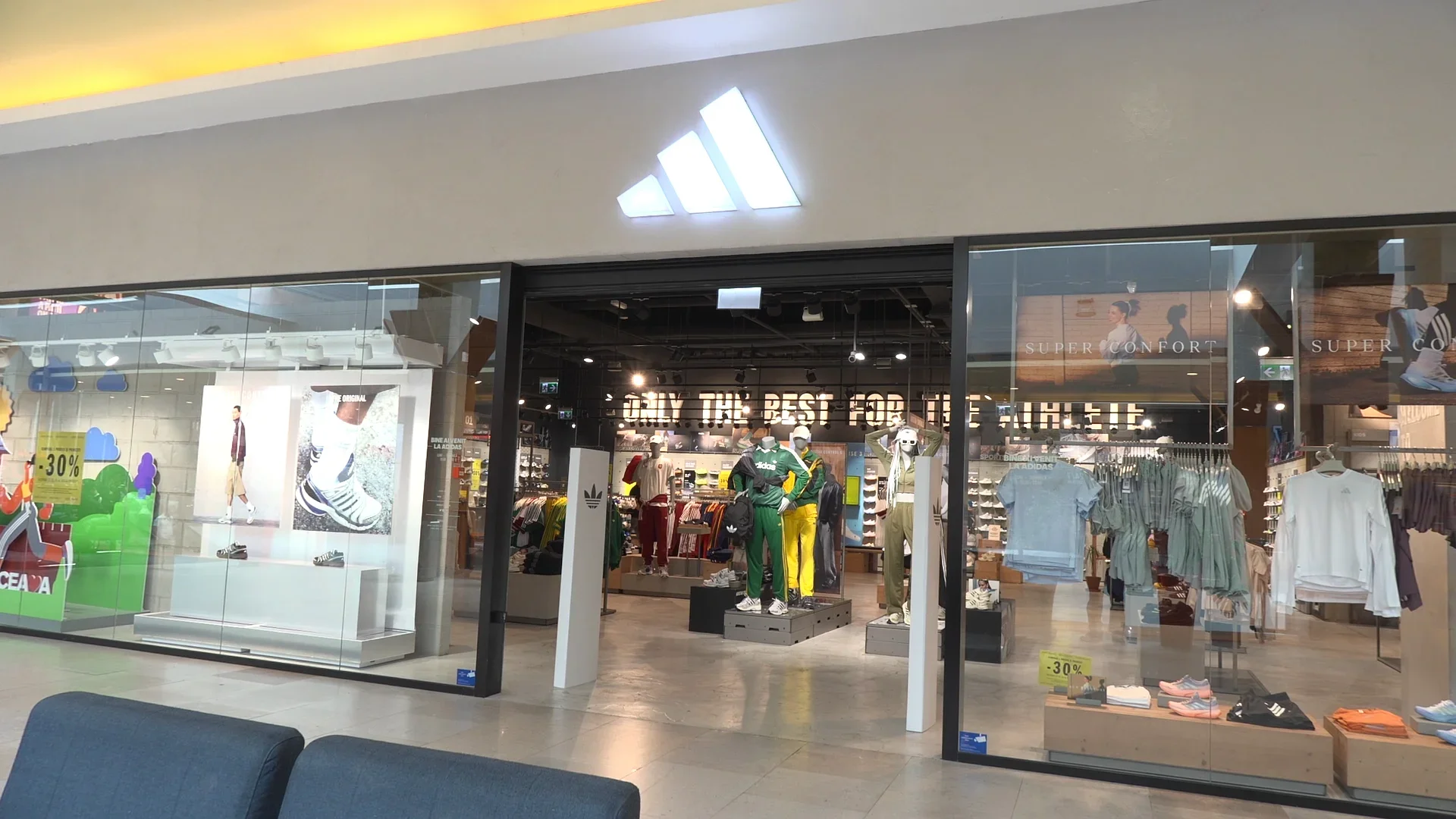 Adidas din Iulius Mall te așteaptă cu o gamă variată de produse