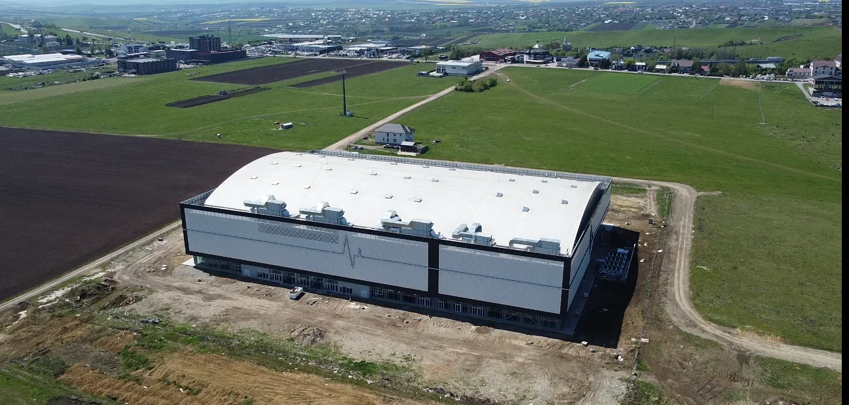 Arena de milioane fără drum și parcare