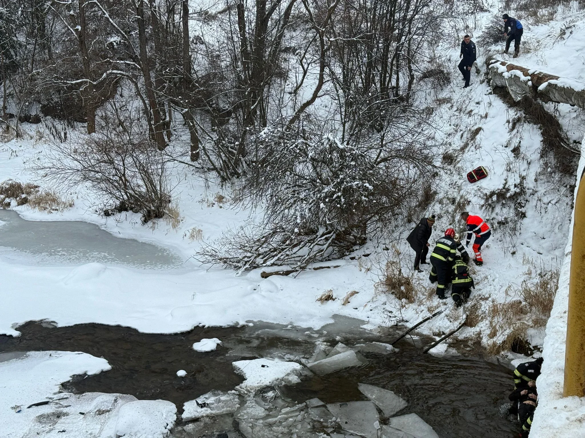 Mașină cu cinci copii și un adult răsturnată în albia râului Bistrița, la Vatra Dornei