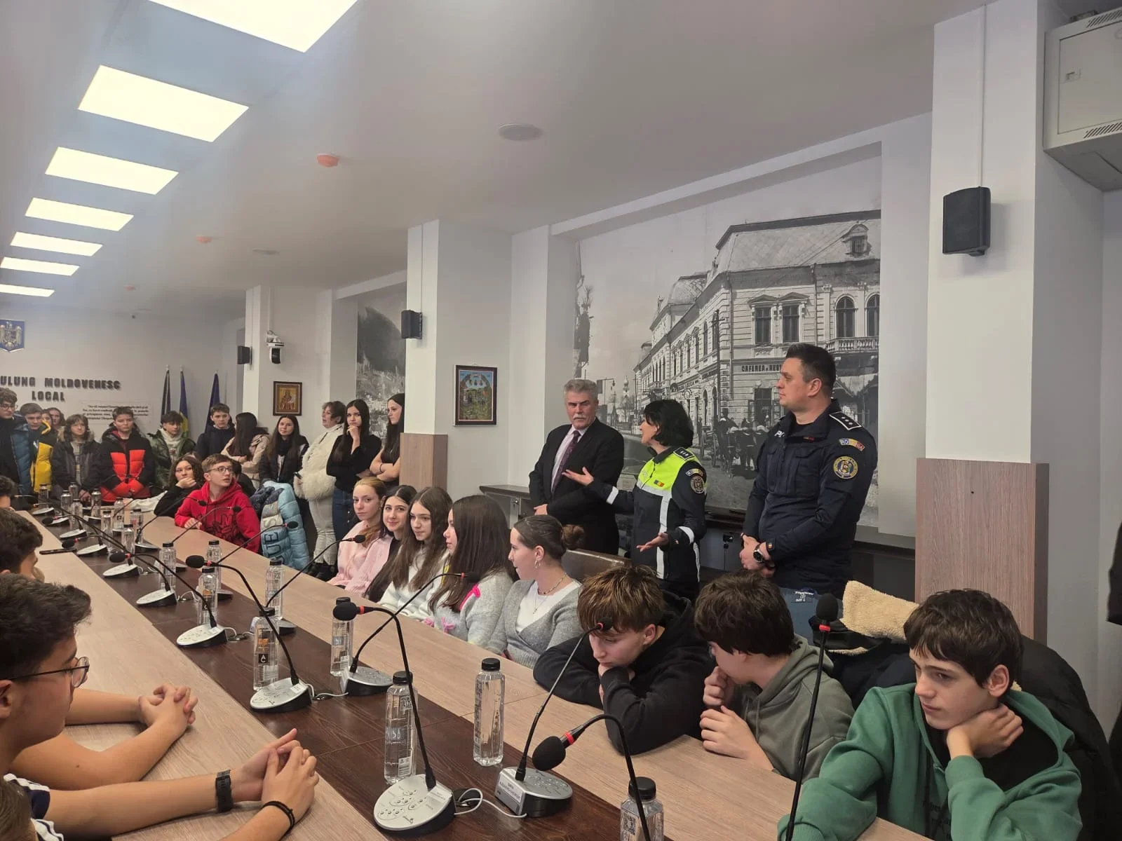 Polițiștii au organizat acțiuni de prevenție în școli și barurile din Câmpulung Moldovenesc