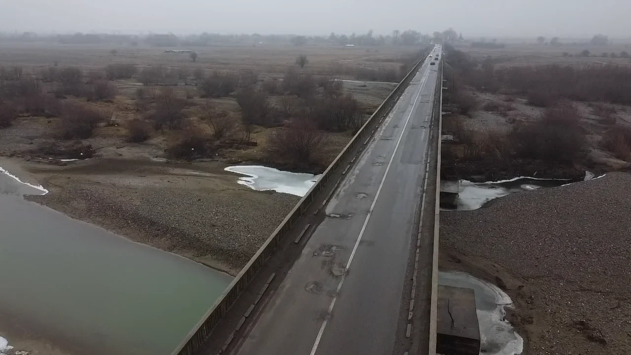 Podul din asfalt nu s-a dărâmat, dar e plin de cratere