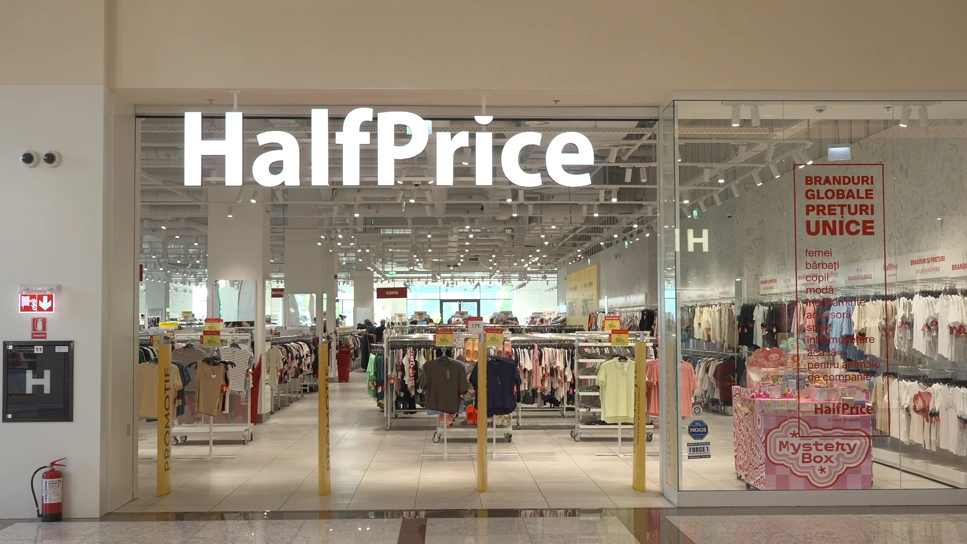 Vara continuă cu reduceri la Halfprice, în Iulius Mall Suceava