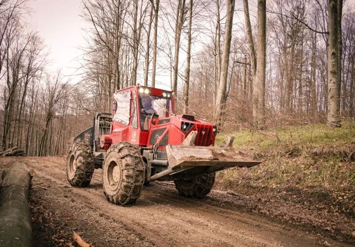 Accident cu un TAF în pădurea din Slătioara. Un tânăr, în stare gravă