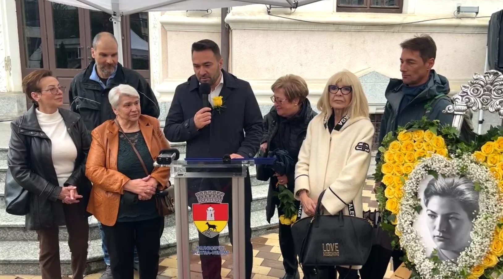 Lacrimi și aplauze pentru Draga Olteanu Matei la Piatra Neamț