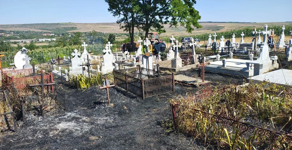 Cimitire din Botoșani în flăcări