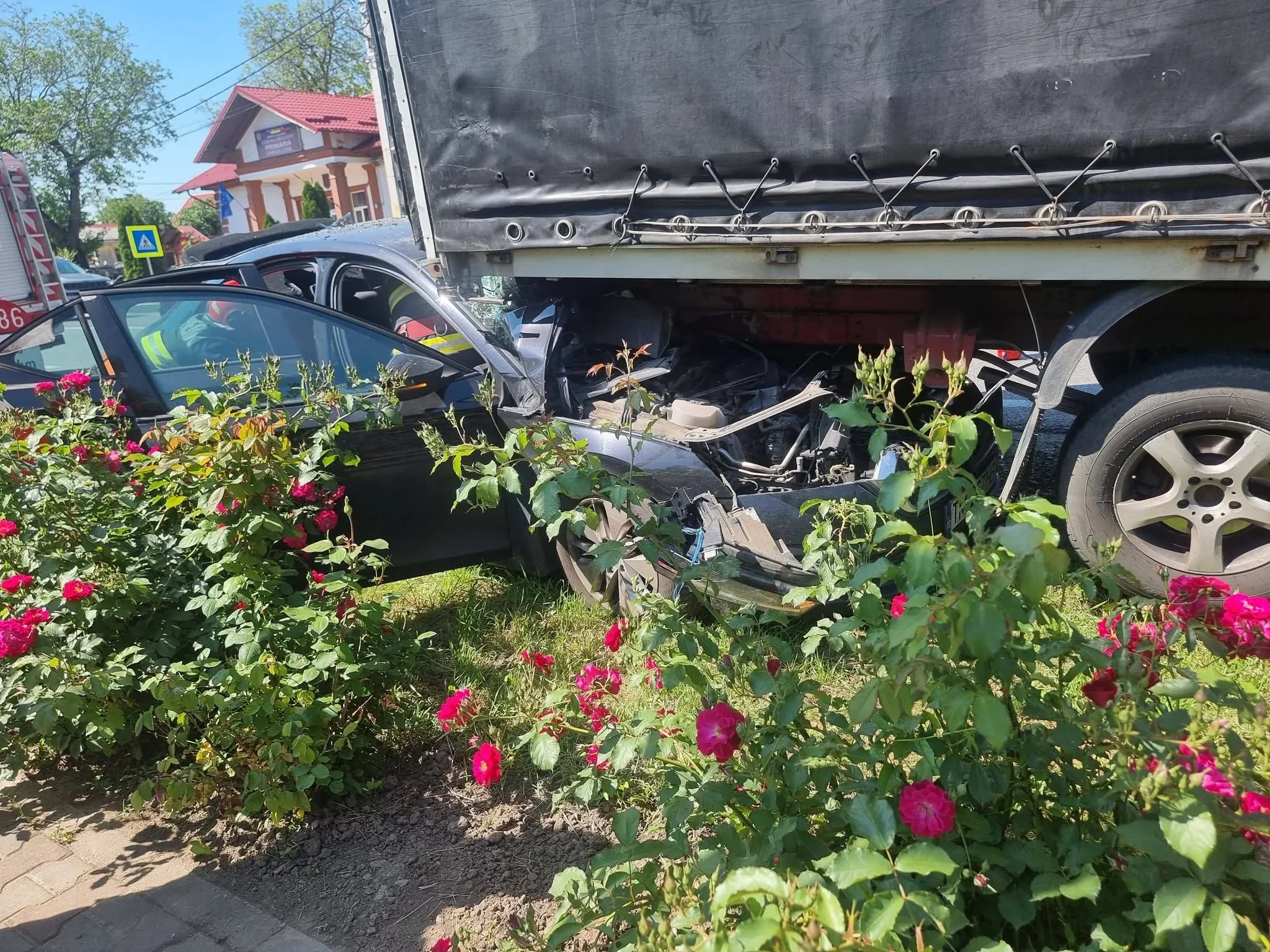 Femeie încarcerată după un accident cu trei mașini, la Drăgușeni