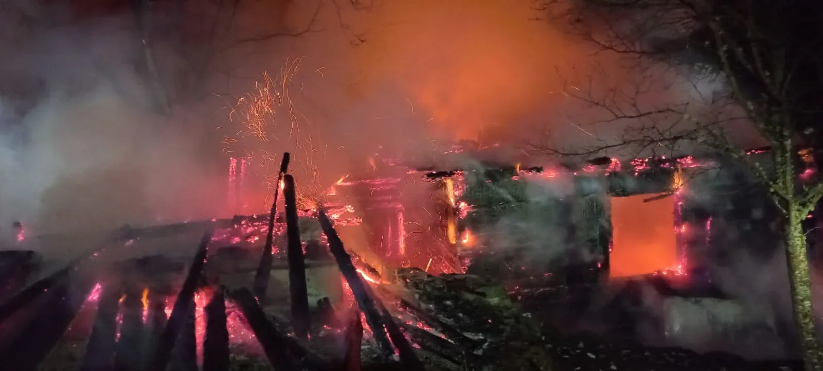 Locuință mistuită de flăcări în orașul Bicaz