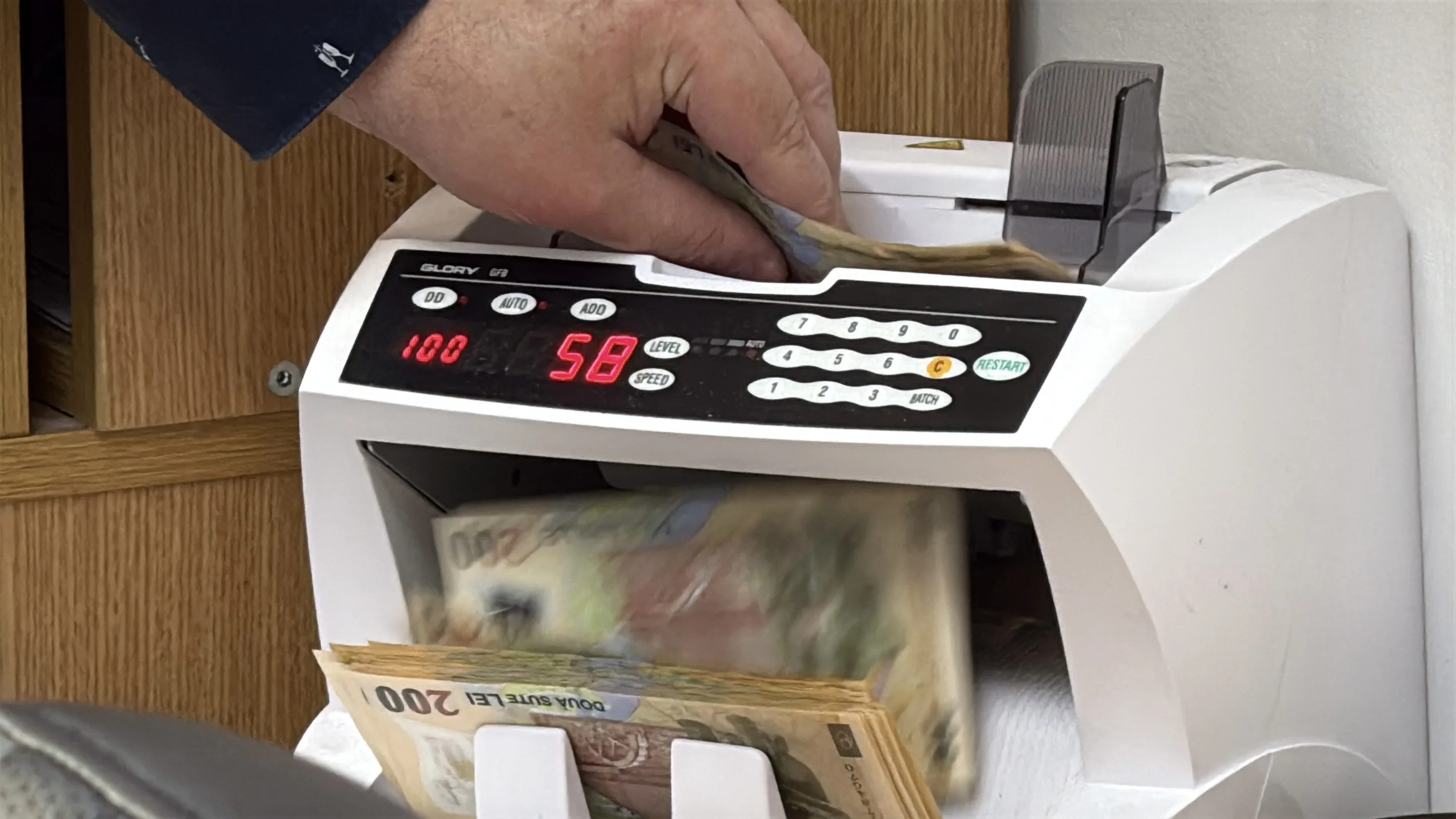 Pensionarii împrumută bani de sărbători