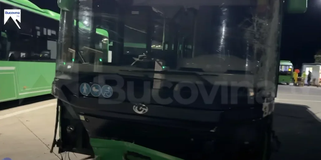 Un șofer beat a făcut ravagii cu autobuzul TPL pe o stradă din Burdujeni
