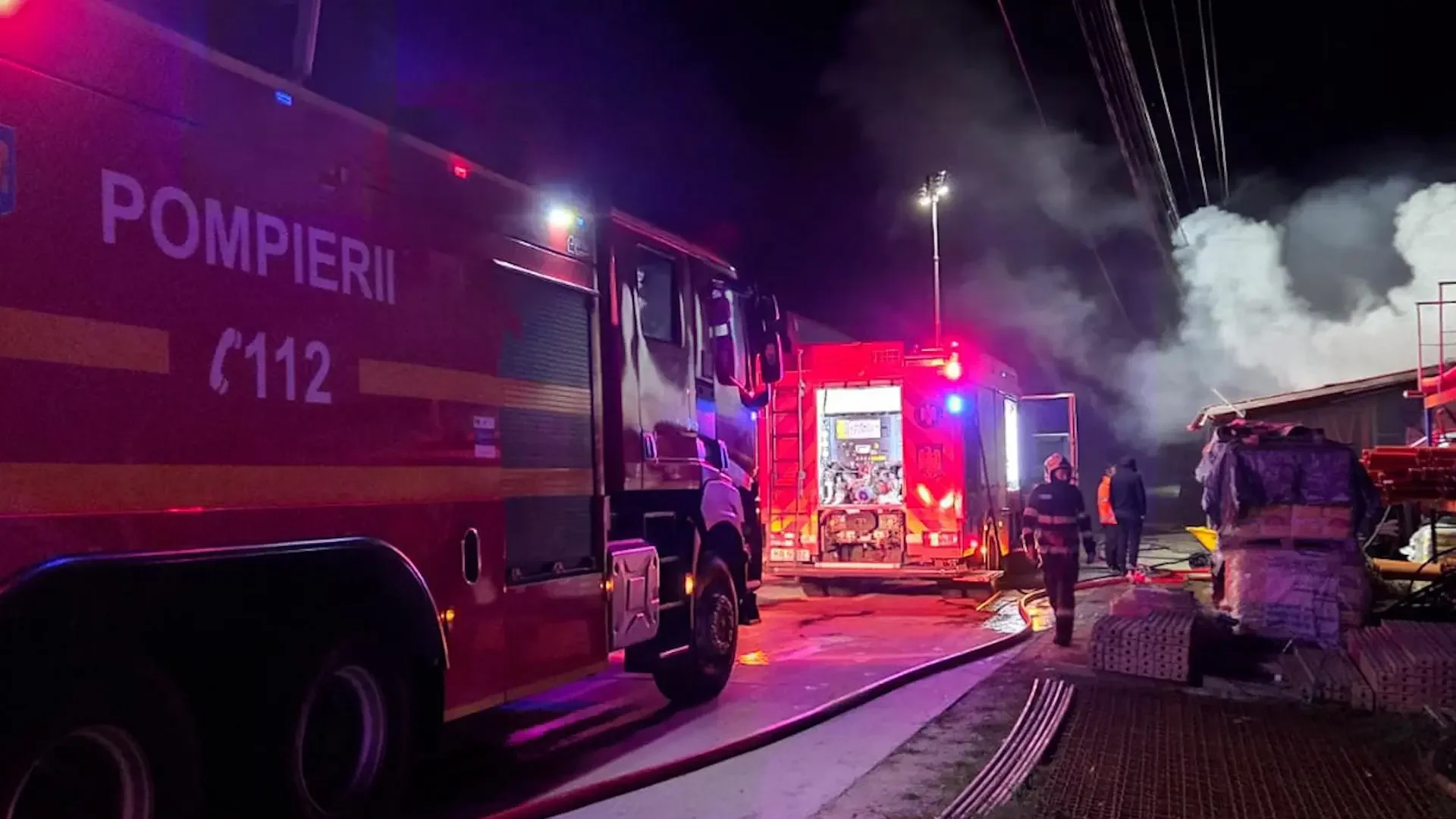 Incendiu puternic la două hale din Dumbrăveni