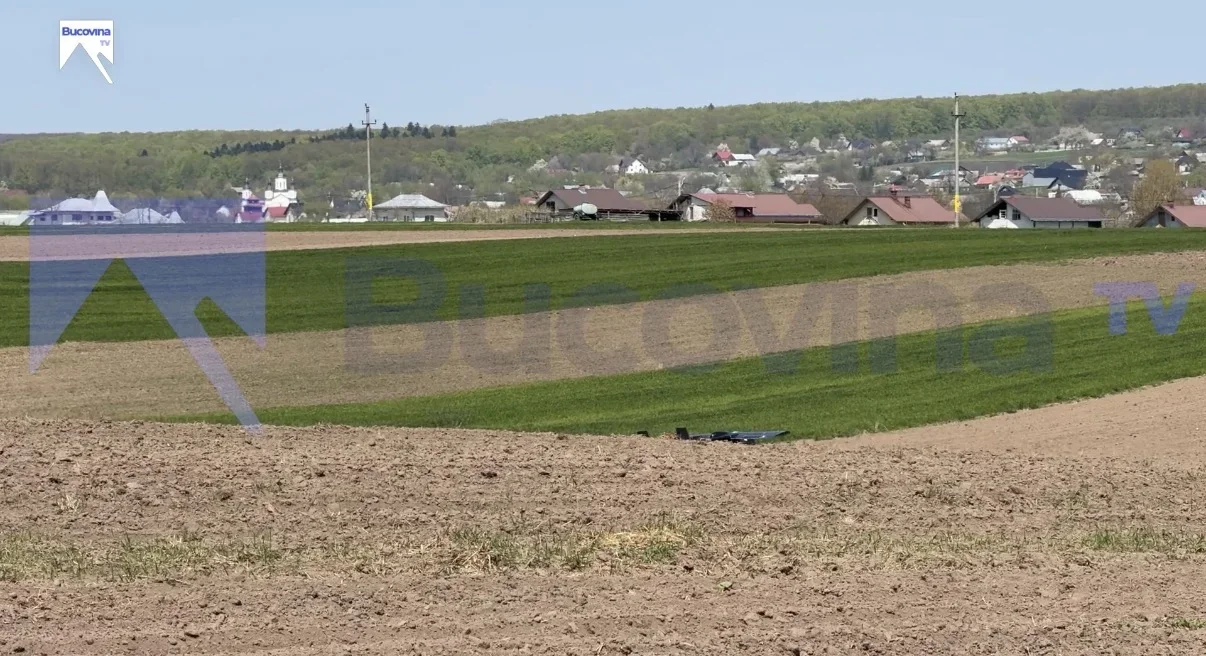 Dronă căzută pe un câmp din Șerbăuți