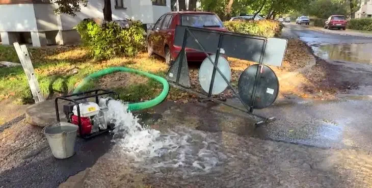 Apa de la robinete a curs pe stradă, joi, în cartierul Obcini, din cauza unei avarii