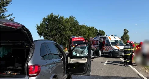 Carambol cu trei mașini la Dărmănești; două persoane transportate la spital